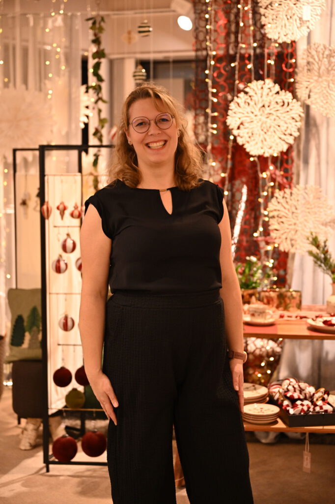 Lena Weber, Inhaberin von Weber Kreatives Wohnen, beim Weihnachtsabend im Laden