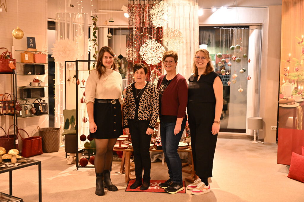 Das Team von Weber Kreatives Wohnen im weihnachtlich dekorierten Laden