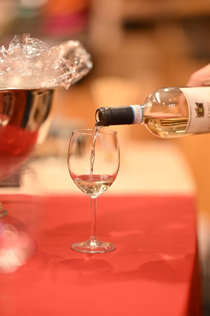 Weißwein wird beim Weber Weihnachtsabend eingeschenkt