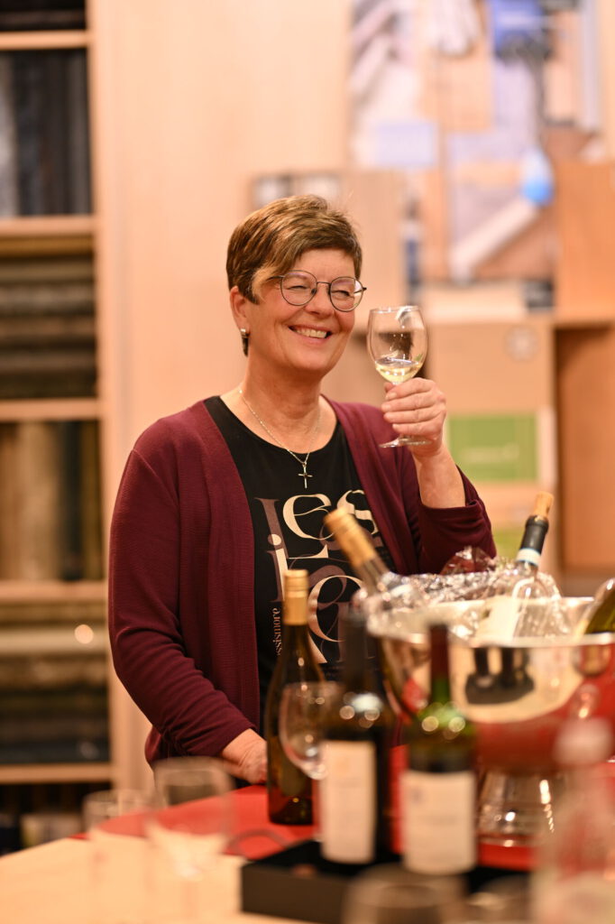Silke Weber mit Weinglas an der Weinbar beim Weber Weihnachtsabend