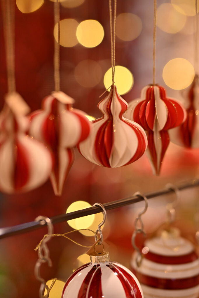 Weihnachtsbaum-Anhänger vor goldenen Lichtern
