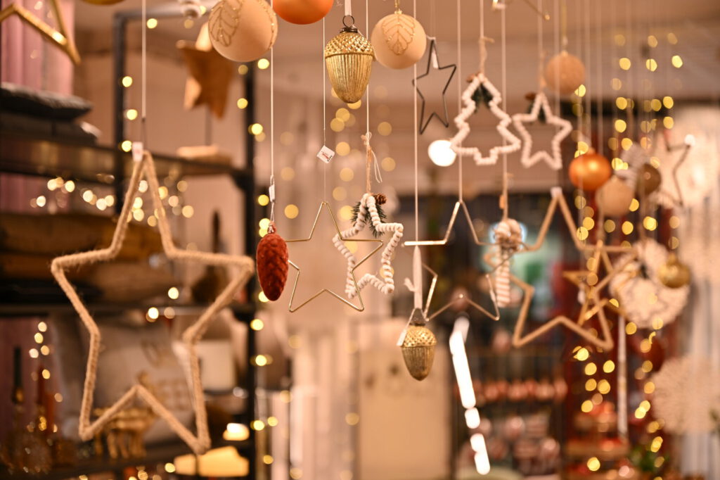 Weihnachtliche Sternenanhänger in Gold und weiß